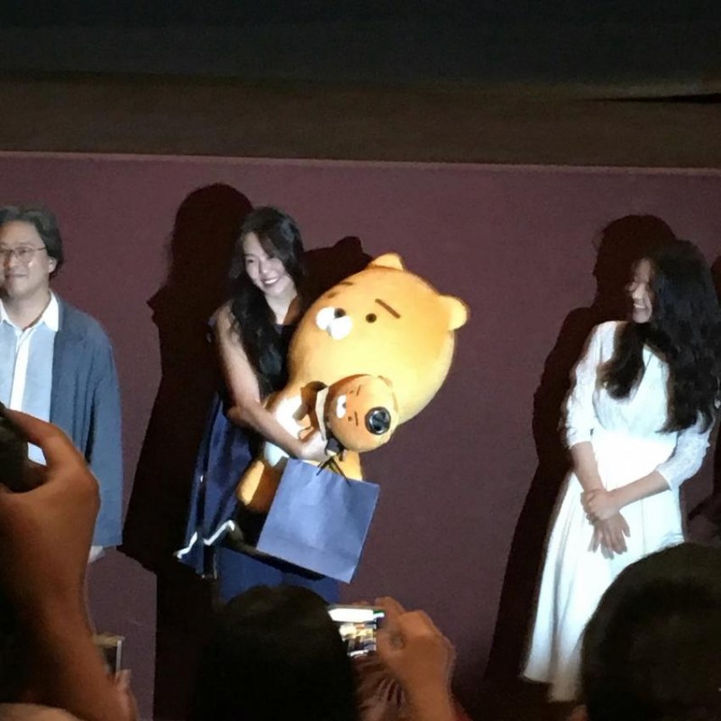 김민희가 갑자기 인형 선물을 많이 받는 이유.jpg | 인스티즈