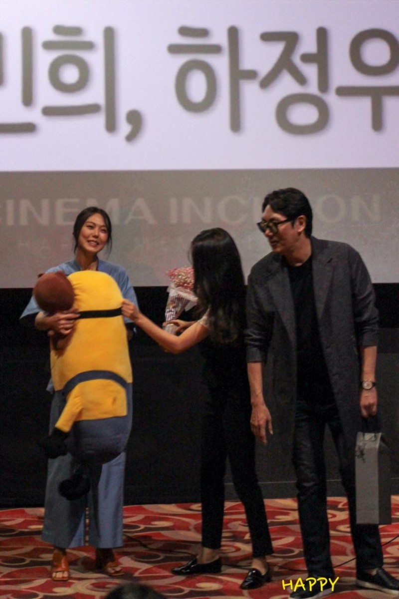 김민희가 갑자기 인형 선물을 많이 받는 이유.jpg | 인스티즈