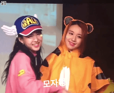 채영 후드 씌워주고 귀여워서 어쩔 줄 몰라하는 나연 | 인스티즈