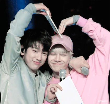 오늘자 팬들이랑 귀엽게 노는 아이돌ㅋㅋ | 인스티즈