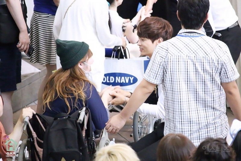 흔한 아이돌이 휠체어 타거나 몸이 불편한 팬을 대하는 태도 | 인스티즈