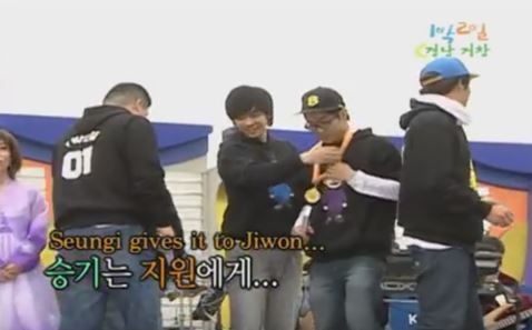 1박 2일 시즌 1 복습 중 - 서로에게 메달을 넘겨주는 멤버들 | 인스티즈