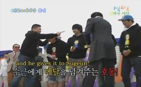 1박 2일 시즌 1 복습 중 - 서로에게 메달을 넘겨주는 멤버들 | 인스티즈