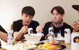 어느 그룹 멤버들의 한 입 차이 | 인스티즈