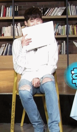 자기가 그린 그림 보고 빵 터진 이종석 | 인스티즈