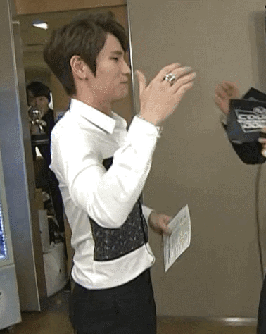 트로피 받은 게 기뻐 몰래 자랑하는 남자아이돌 | 인스티즈