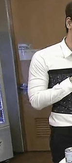 트로피 받은 게 기뻐 몰래 자랑하는 남자아이돌 | 인스티즈