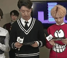 트로피 받은 게 기뻐 몰래 자랑하는 남자아이돌 | 인스티즈