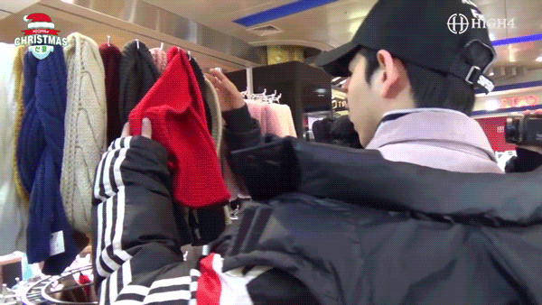 팬들 선물 사오랬더니 연인 코스프레 하시는 두 분.gif | 인스티즈