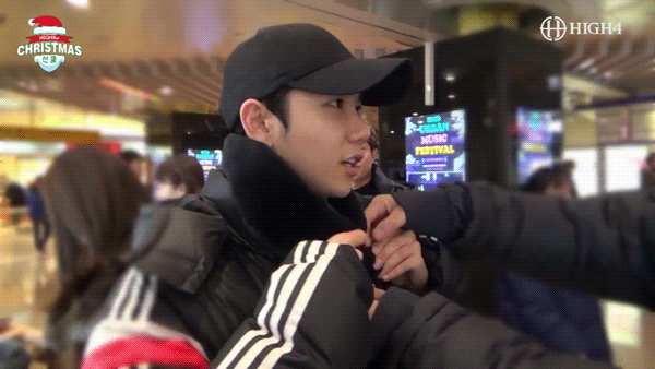 팬들 선물 사오랬더니 연인 코스프레 하시는 두 분.gif | 인스티즈