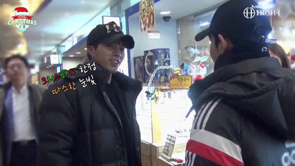 팬들 선물 사오랬더니 연인 코스프레 하시는 두 분.gif | 인스티즈