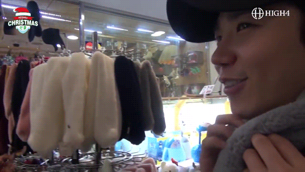 팬들 선물 사오랬더니 연인 코스프레 하시는 두 분.gif | 인스티즈