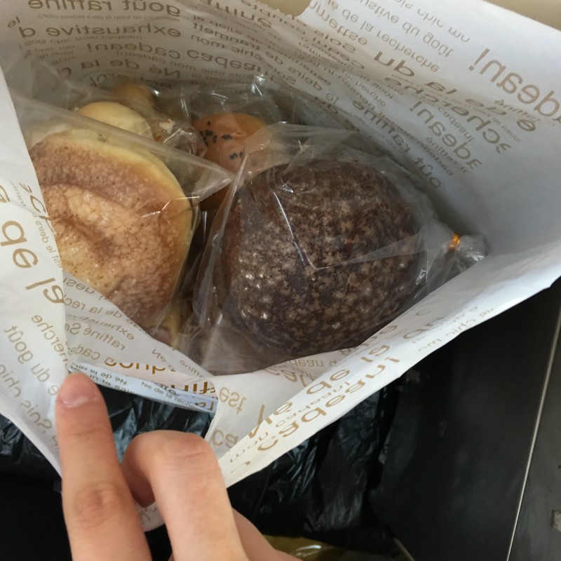 친해진 빵집 아저씨가 전날빵을 엄청 많이 주셨다!!! | 인스티즈