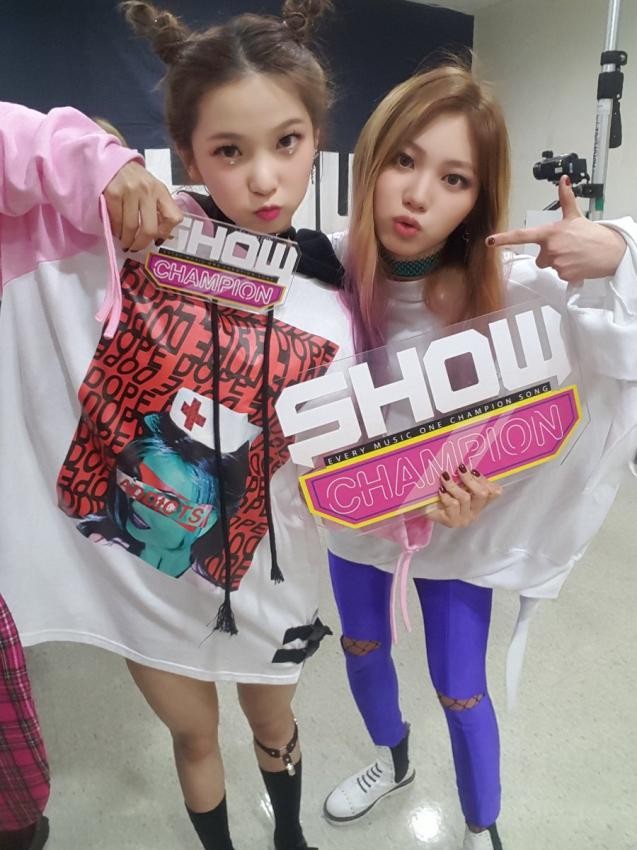 오늘자 쇼챔 걸그룹 셀카.jpg | 인스티즈