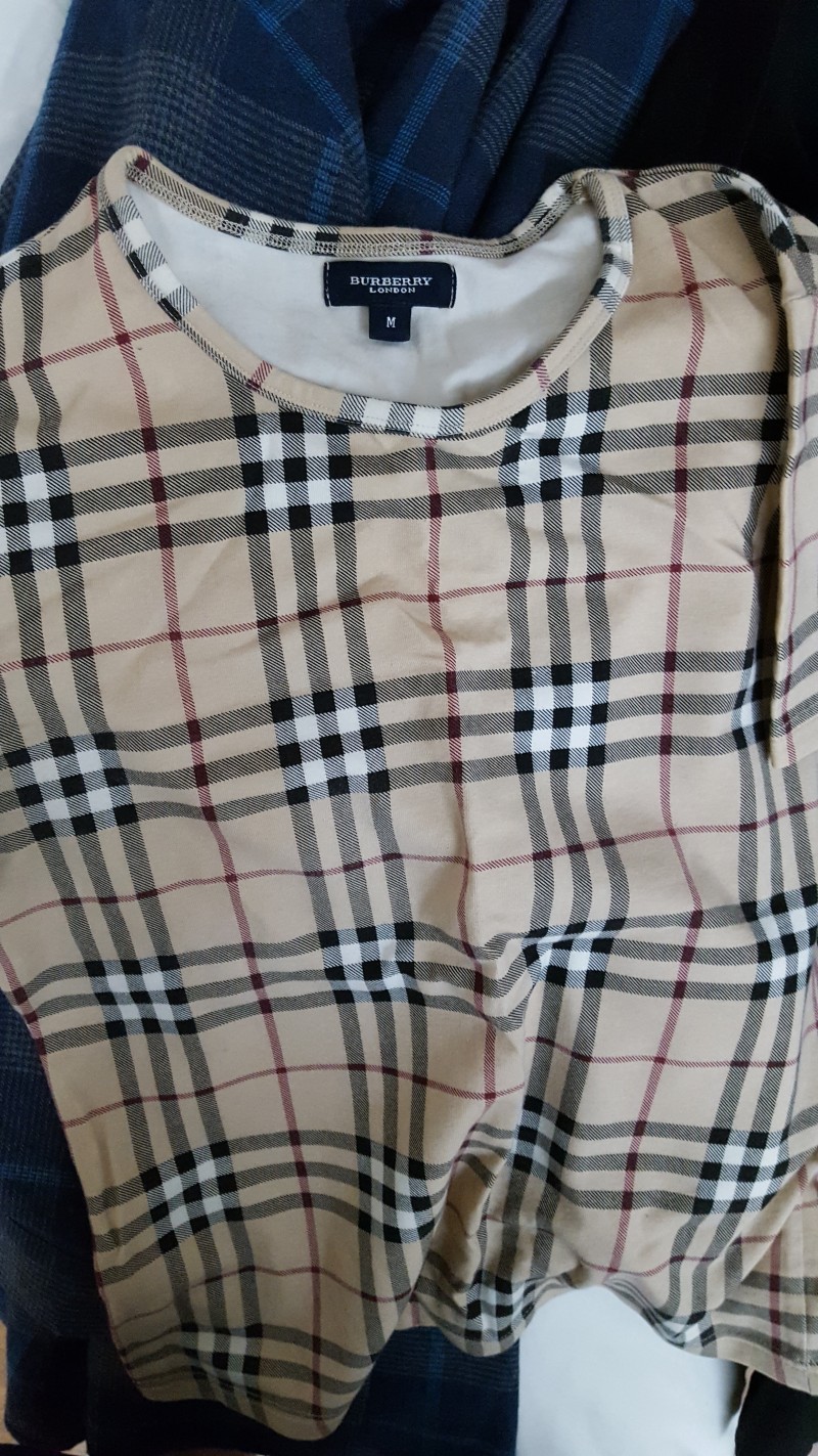 익들아 이 버버리 반팔티 솔직히 못입겠지..? | 인스티즈