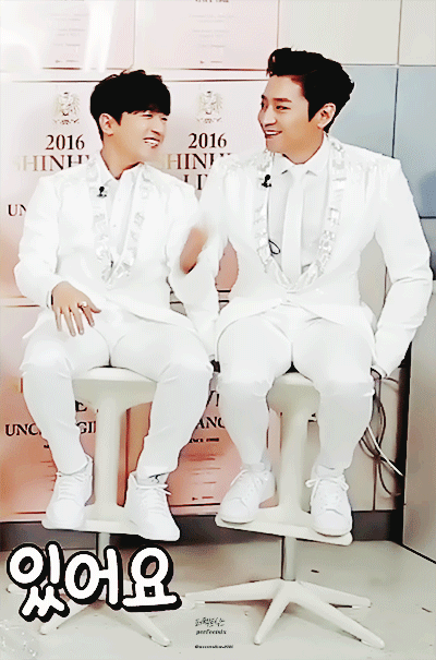 대형견 같은 연예인의 버릇.gif ㅋㅋㅋ | 인스티즈