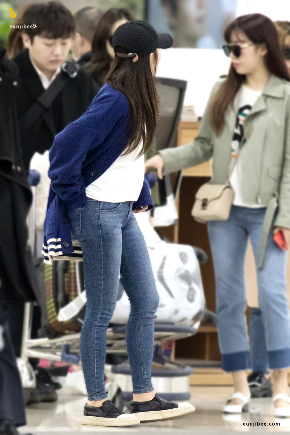 공항에서의 착장으로 많은 여덕들을 설레게하는 한 여돌 | 인스티즈