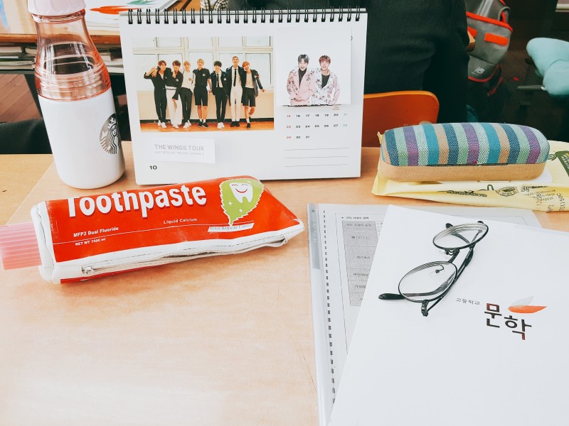 현 시각 여고2생 책상 40 | 인스티즈