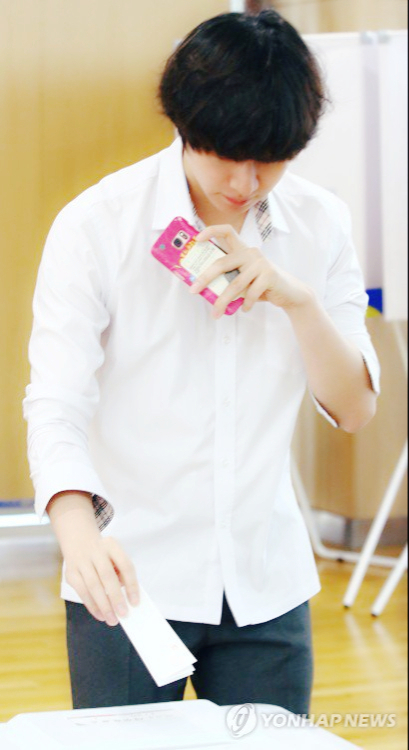 교복입고 사전투표하는 아이돌.sm | 인스티즈