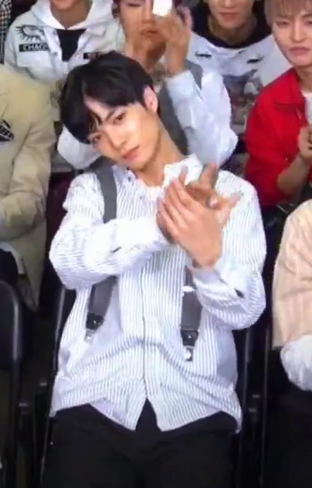 부기 멜빵 다 풀고 있는거 ; | 인스티즈