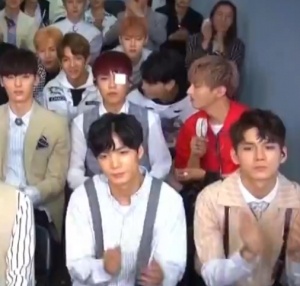 이 사진에서 윤지성 목소리 들리는거 같은 기분은 왜지 | 인스티즈