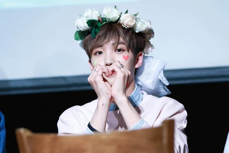 주관적 가장 토끼를 닮은 남자 아이돌 3명.jpg | 인스티즈