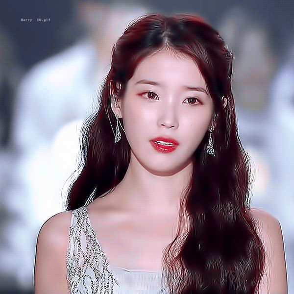 박제가 시급한 아이유의 디즈니st 드레스.jpg | 인스티즈