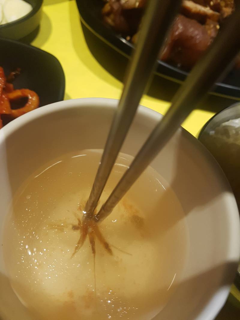 익들아 이거 음식에서 나왓는데 뭐같아??약간 ㅎㅇㅈㅇ | 인스티즈