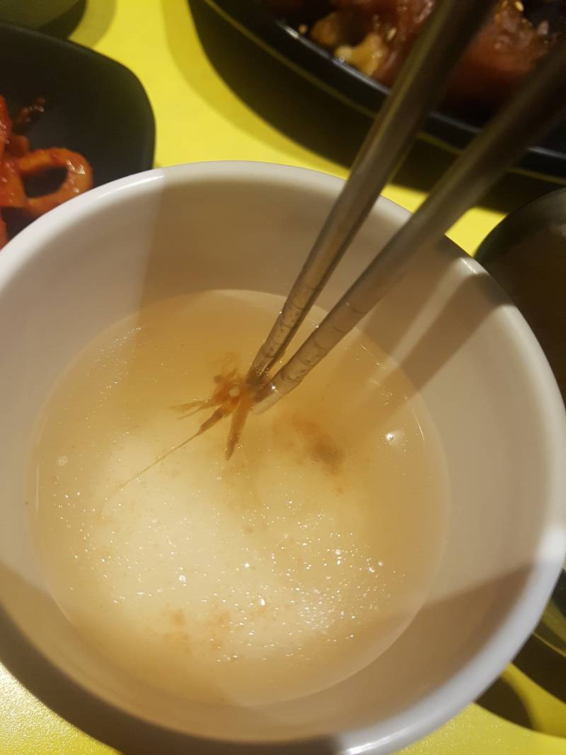 익들아 이거 음식에서 나왓는데 뭐같아??약간 ㅎㅇㅈㅇ | 인스티즈