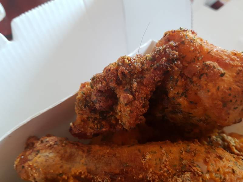 치킨 먹는데 머리카락? 이 나왔어... | 인스티즈