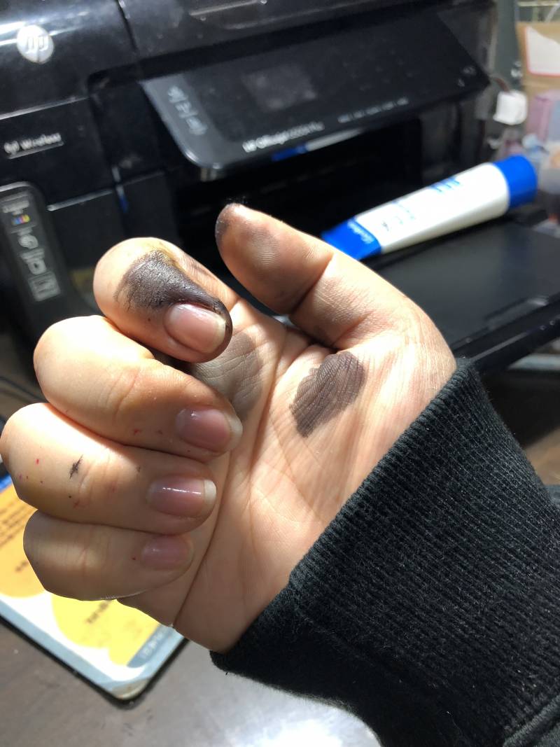 고장난 프린터 고쳐보겠다고 난리치다가 까매진 내손을 봐줘~! | 인스티즈