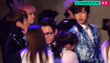 태연누나는 봐야겠는데 대놓고 보려니 부끄러움.gif | 인스티즈