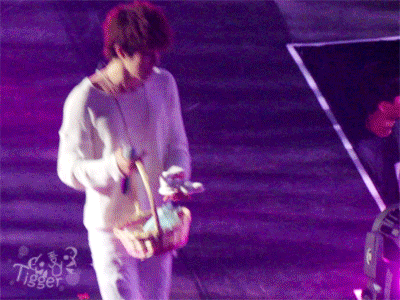 인형 던지기 훼이크 스킬 쓰는 아이돌 | 인스티즈