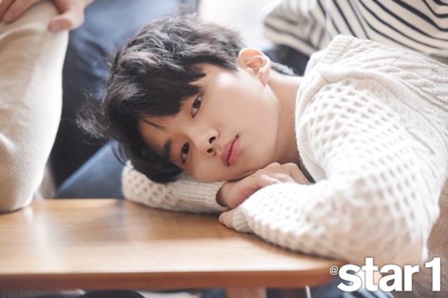 옷 색감 씹어먹는 한 남자아이돌 (부제: 색완얼) | 인스티즈