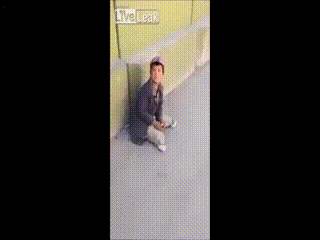 다리 잃은 소년을 괴롭히는 군인.GIF | 인스티즈