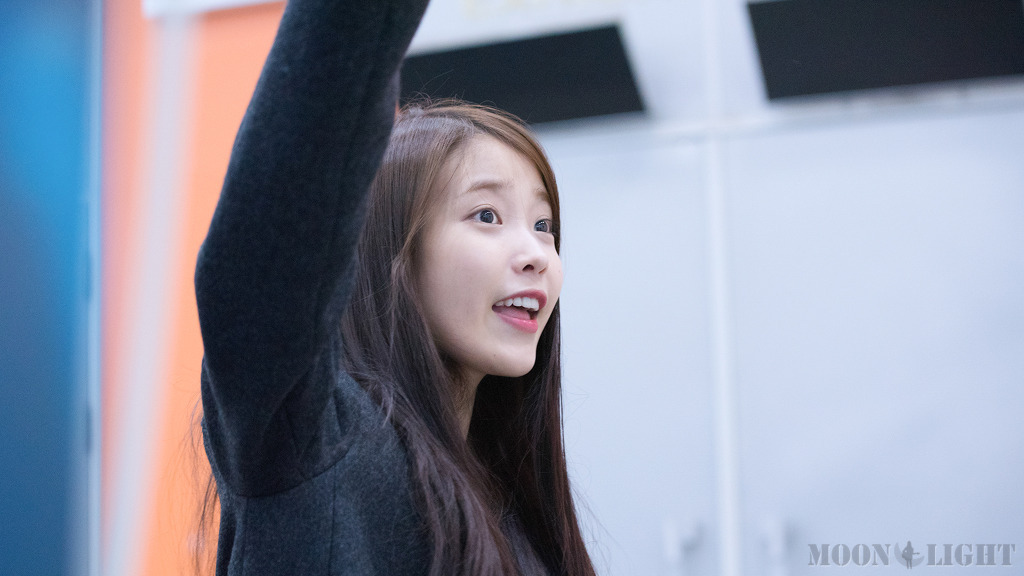 [15.12.13] 아이유 쳇셔 광주콘서트 하기전 깜짝등장.jpg | 인스티즈