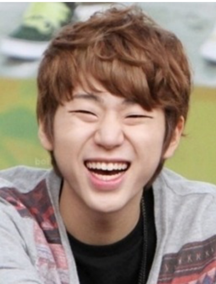 평소와 웃을때 차이가 커보이는 아이돌.jpg | 인스티즈