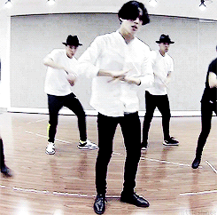 춤선이 이쁘기로 유명한 남자아이돌들.gif | 인스티즈