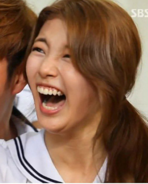 평소와 웃을때 차이가 커보이는 아이돌.jpg | 인스티즈