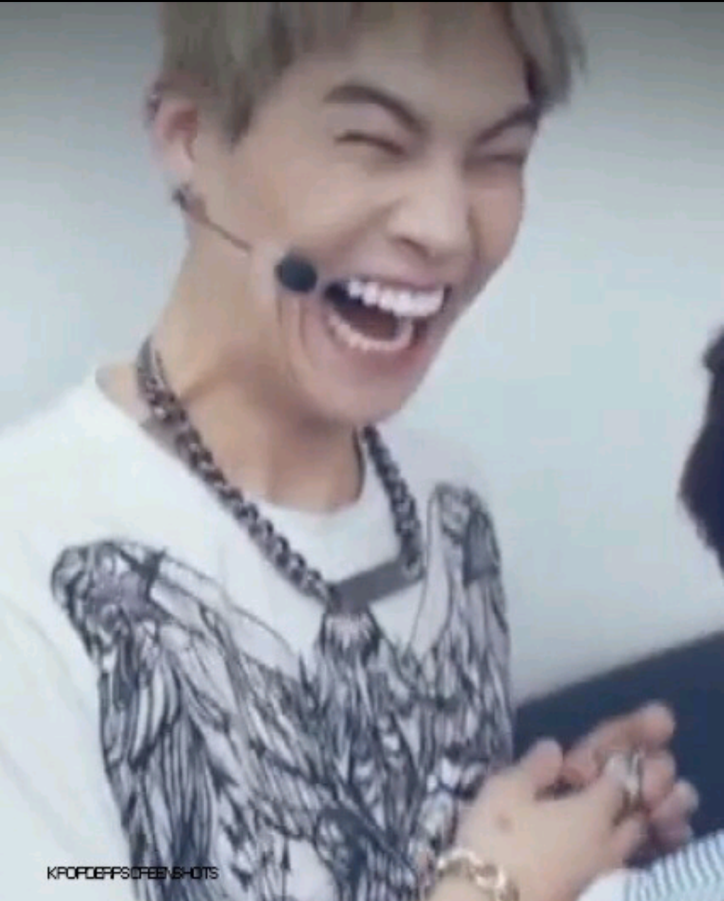 평소와 웃을때 차이가 커보이는 아이돌.jpg | 인스티즈