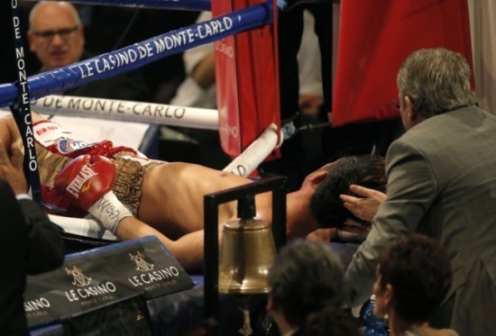 자기 턱을 내주고도 카운터 쳐서 역 KO를 따내는 공략불가능 복싱계 끝판왕 본좌 골로프킨.GIF | 인스티즈