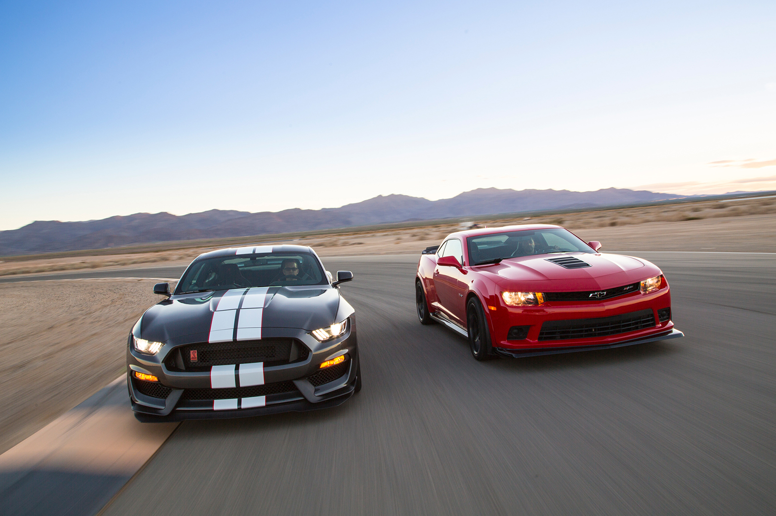 포드 머스탱 쉘비 GT350R vs 쉐보레 카마로 Z/28 | 인스티즈