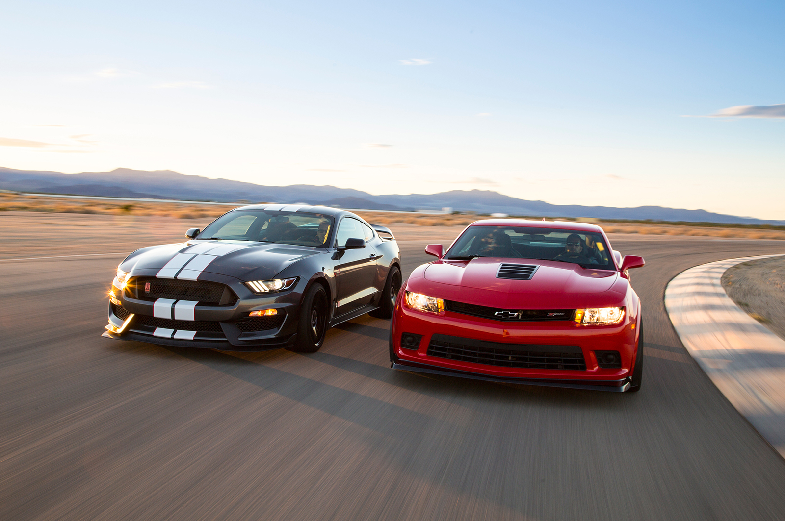 포드 머스탱 쉘비 GT350R vs 쉐보레 카마로 Z/28 | 인스티즈