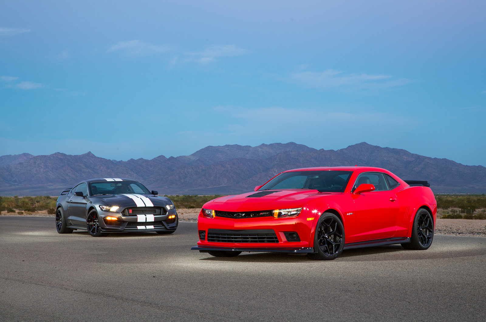 포드 머스탱 쉘비 GT350R vs 쉐보레 카마로 Z/28 | 인스티즈