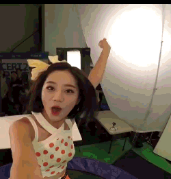 카메라보고 끼부리는 혜리.gif | 인스티즈