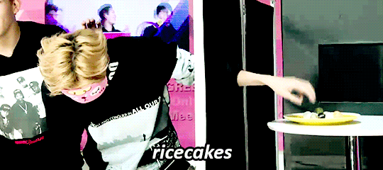 떡 만지고 기겁함 (feat.몬스타엑스 형원) | 인스티즈