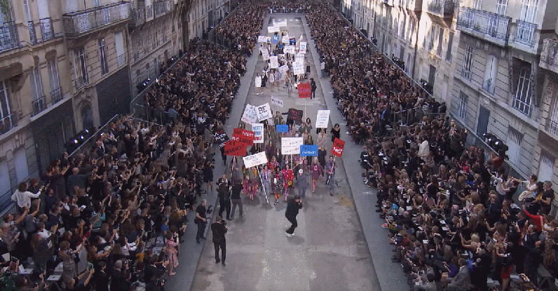 샤넬 2015 S/S 패션쇼 피날레 중 모델들의 페미니스트 시위 (걸크러쉬 주의) | 인스티즈