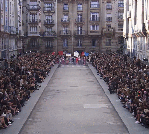 샤넬 2015 S/S 패션쇼 피날레 중 모델들의 페미니스트 시위 (걸크러쉬 주의) | 인스티즈