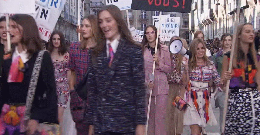 샤넬 2015 S/S 패션쇼 피날레 중 모델들의 페미니스트 시위 (걸크러쉬 주의) | 인스티즈