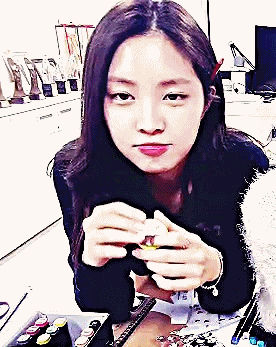 에이핑크) 동생한테 영상 편지하라니까 질색하는 손나은 ㅋㅋㅋ | 인스티즈